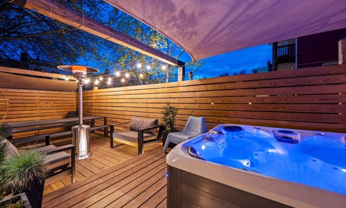 Truxton Circle Maison | Hot Tub Oasis Giant Row House Historic