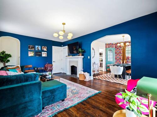 South Hills Maison | Hot Tub Ping Pong Sleeps 9 Retro Fun