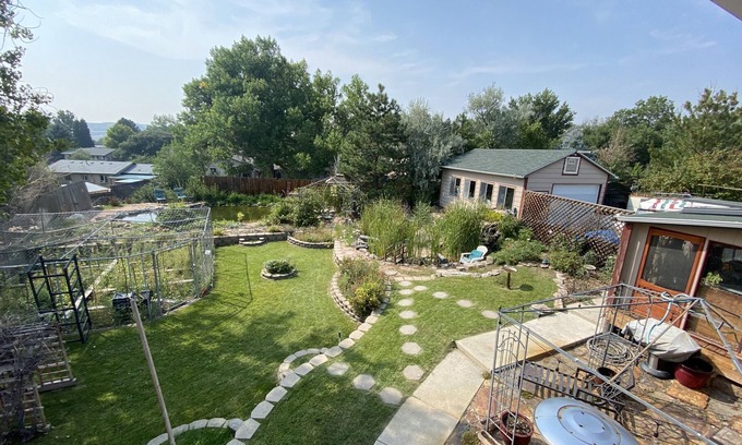 Castle Rock Maison | Hot tub. Ponds and waterfall and gardens. Sunroom/Man cave.