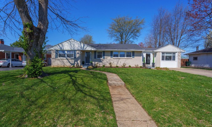 Owensboro Maison | Hot tub/pool/firepit/ 3 bedroom Home center of town 2 Livingroom's sleeps 12