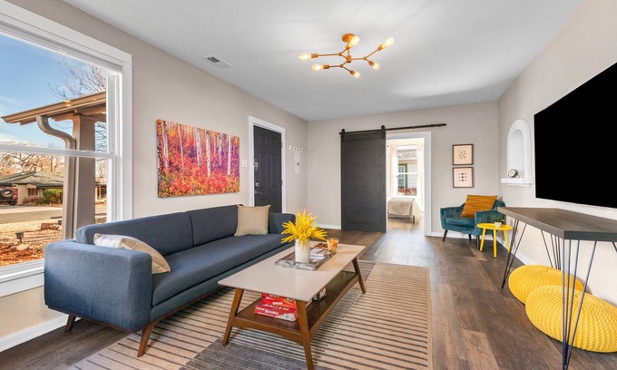 Edgewater Maison | Hot tub, Quiet 3 Bedroom, Close to Downtown, WFH