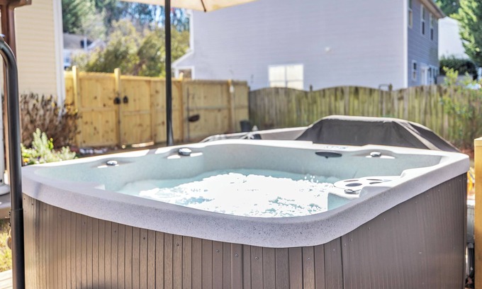 Holly Springs Maison | HOT TUB! Renovated, Sleeps 6, pets OK! Close to everything
