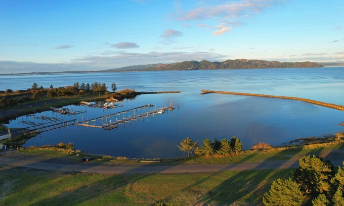 Hammond Maison | Watch Cargo ships - River View - HOT TUB + Rec Room - Near Ocean & Fort Stevens