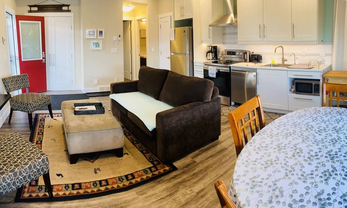 Foothills Maison | Bienvenue dans «The Suite Spot & Spa» dans les magnifiques contreforts de Vernon!