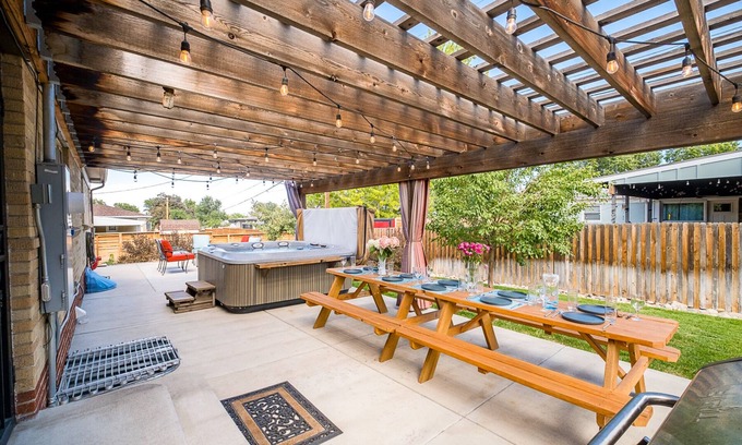Denver Maison | Hot Tub, Steam Room, Billiards, Ping Pong, Darts, 3 Kings, 8 beds total.