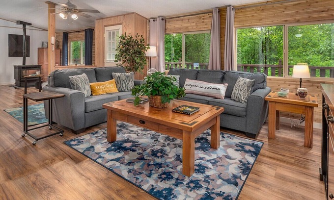 Washougal Maison | Hot tub under the stars on the Washougal River! Close to Dougan Falls!