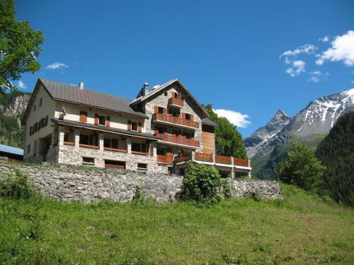 Nancroit Chalet De Ski | Hotel Chalet du Bon Air