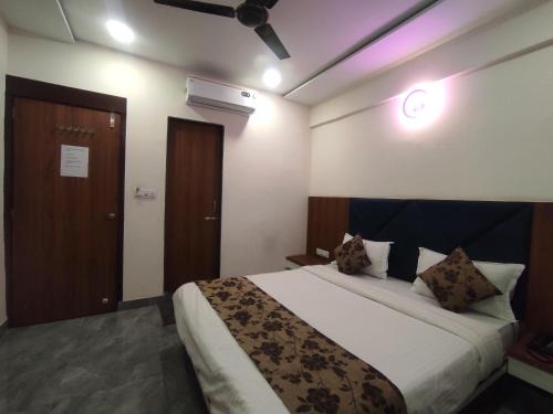 Ahmedabad Hôtel | Hotel Earth Inn, Subhash Bridge, RTO Circle, Ahmedabad