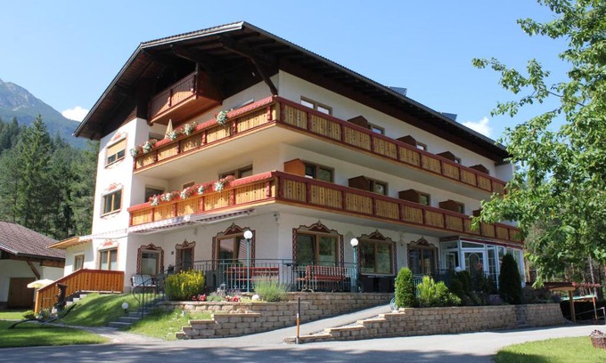 Stanzach Maison | Hotel Garni Waldhof - Wohlfühlen am Lech
