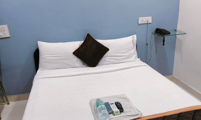 Vijaya Nagar Cabine | Hotel Golden Arch
