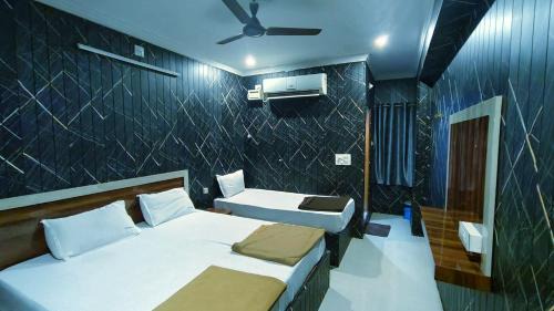 Tirupati Cabine | Hotel Govindh Heights