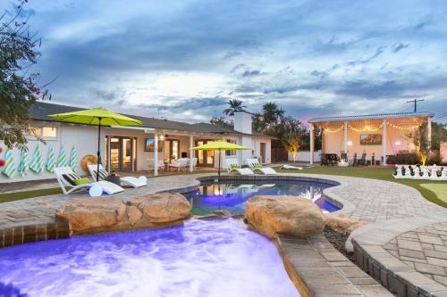 Camelback Shadows Maison | Hotel Homes - The Camelback Manor