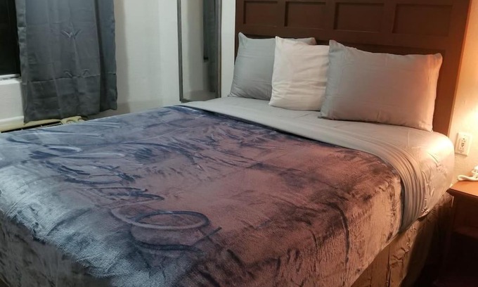 Stillwater Appartement | Hotel King Bed Hotel Room 104 Booking