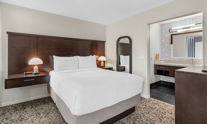 Chatsworth Appartement | Hotel Near Van Nuys Golf Course! Pets Welcome, Outdoor Pool, Shuttle Service!