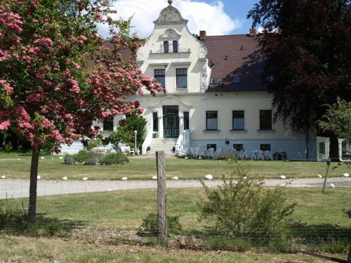 Sanitz Maison | Hotel Pension Gutshaus Neu Wendorf