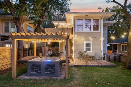 Downtown Tulsa Maison | Hottub, Pool Table, Basketball, Firepit, Sleeps 8