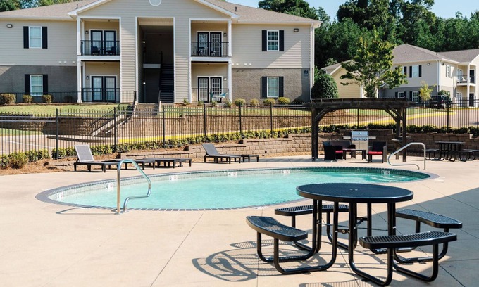 Oxford Copropriété | Hotty Toddy! Newly Renovated 2 Bedroom, 2 Bathroom. Walk to Grove! 1st Floor.