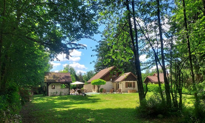 Saint-Christophe-sur-Guiers Maison | Maison avec piscine et plage privée sur la riviere à 30 minutes des pistes