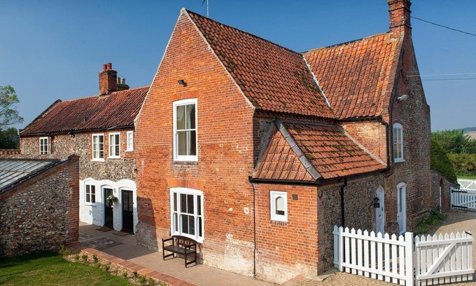 Walsingham Cottage | Houghton Farmhouse - sleeps 18 guests in 7 bedrooms