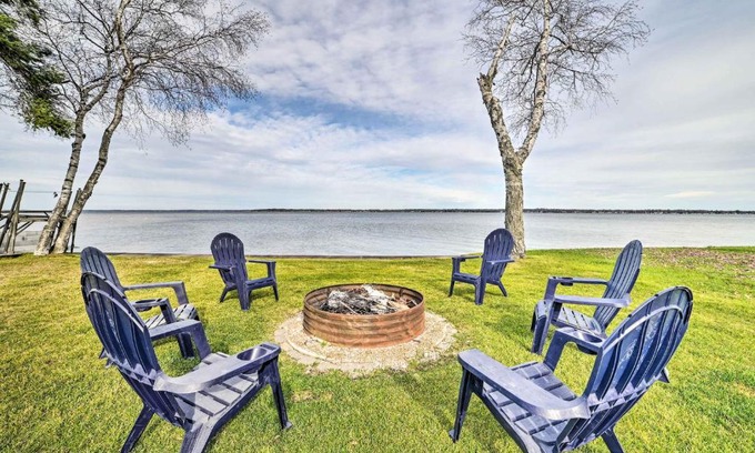 Prudenville Maison | Houghton Lake Cottage with New Private Deck!