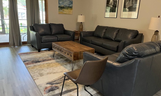 University Heights Maison | House 1/2 miles to Kinnick Stadium in University Heights