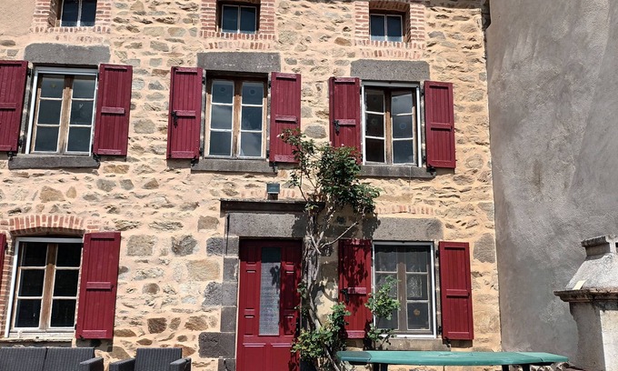 Vieille-Brioude Maison | MAISON 8-9 personnes LAVAUDIEU, plus beau village de France. Animaux acceptés.