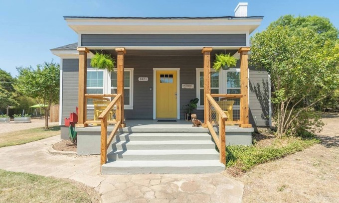 North Waco Maison | House and Bungalow with Sunny Courtyard