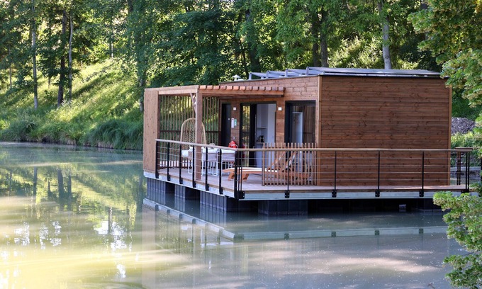 Sainte-Gemme Location De Bateaux | House Boat 'L'Õdacieuse : Écolodge Flottant Et Unique' avec vue sur lac, terrasse et climatisation