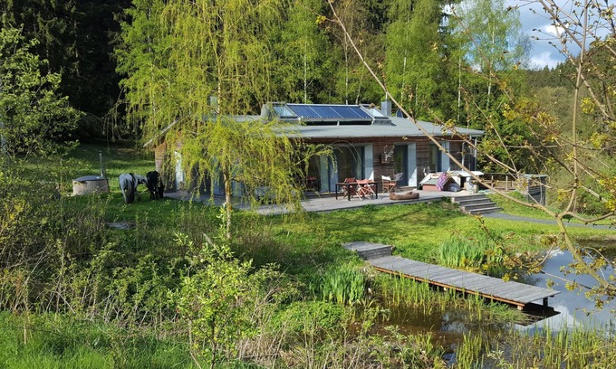 Langer Berg Maison | House by the pond