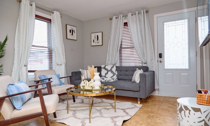 Saint-Edmond Maison | House7bedrooms |3salons|Private garden |14pers |Beautiful decor|35min Montréal✈️