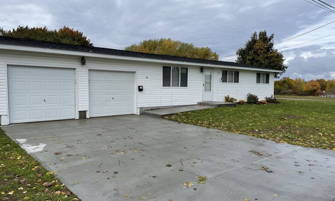 Newberry Maison | House - Direct access to Snowmobile and UTV trails