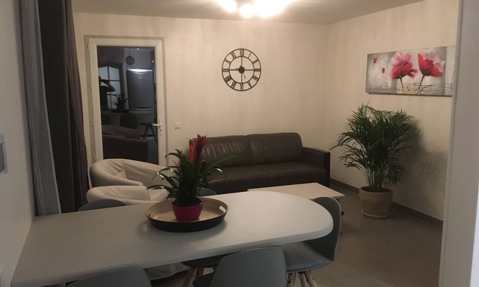 Mezieres-sur-Seine Maison | Maison centre ville, calme, chaleureux, avec petit jardin privé.
