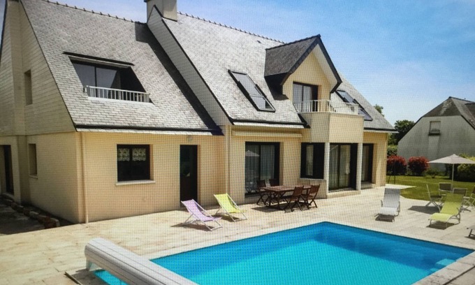 Concarneau Maison | Maison 12 personnes en bord de mer, climatisée ,avec piscine chauffée.