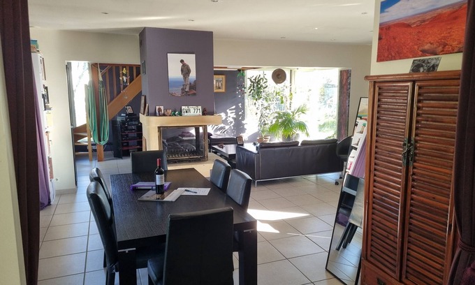 Vayres Maison | Maison pour 6 et un bébé, calme et lumineuse, tout confort, terrasse à l'ombre