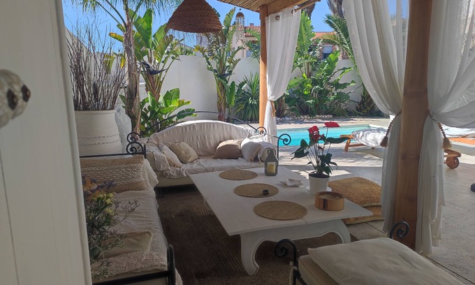 Sant-Vicens Maison | House for 6 people, 3 bedrooms, 2 bathrooms, 3 WCs, swimming pool, air conditioning and mosquito nets.