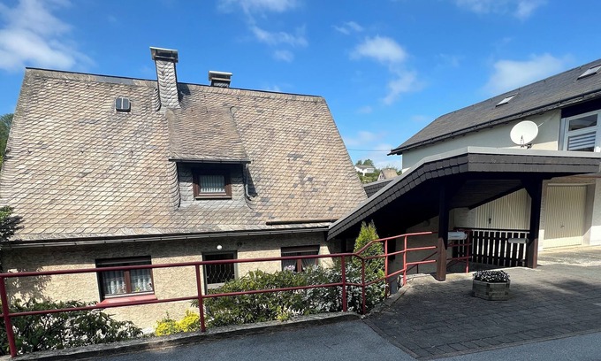 Schwalefeld Maison | House for 8 persons. 5 bedrooms, 2 bathrooms, 3 toilets with garage/garden.