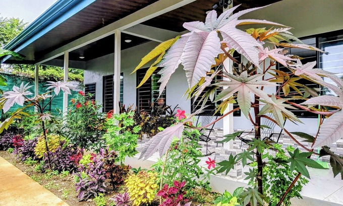 Hatillo Maison | House for 8 People w/ WiFi, AC--5 Mins to Dominical Beach, 30 Mins to N. Park.