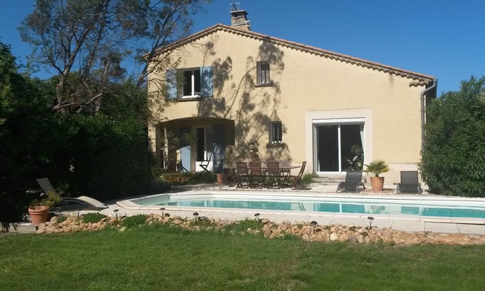 Entraigues-sur-la-Sorgue Maison | Proche Avignon, Maison au calme avec jardin et piscine