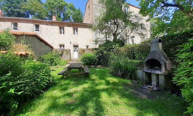 Getigne Maison | Gîte "Thibaude" avec jardin en bord de rivière, à côté de Clisson