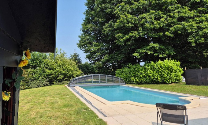 La Chapelle Montbrandeix Maison | House with swimming pool, pets welcome. 3300-metre fenced park