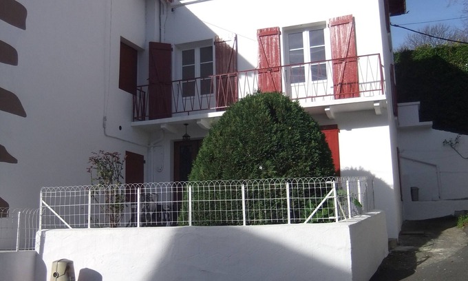 Saint-Etienne-de-Baigorry Maison | House * * * in the heart of the typical village of Saint Etienne de Baigorry