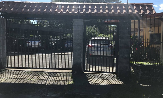 Alajuela Maison | House in Alajuela, 10 mins from the airport 300 meters from the Plaza Real mall.
