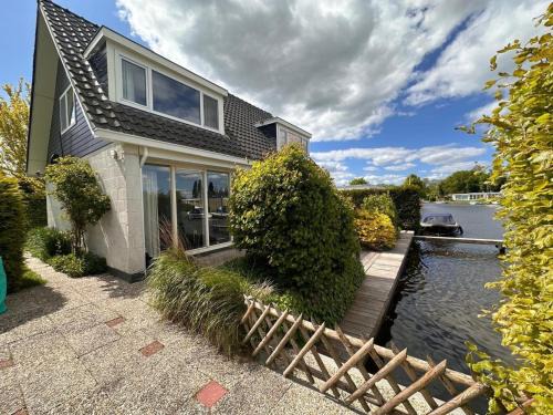 Boornzwaag Maison | House in Boornzwaag with Private Jetty