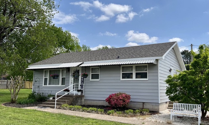 Prairie Grove Maison | “House In The Grove” Private, comfortable, squeaky clean!