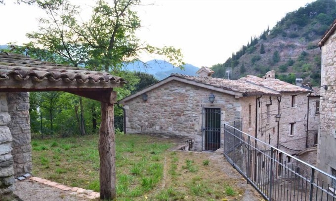 Piobbico Maison | Dans le VILLAGE MÉDIÉVAL, INDÉPENDANT avec JARDIN au pied du CHÂTEAU BRANCALEONI