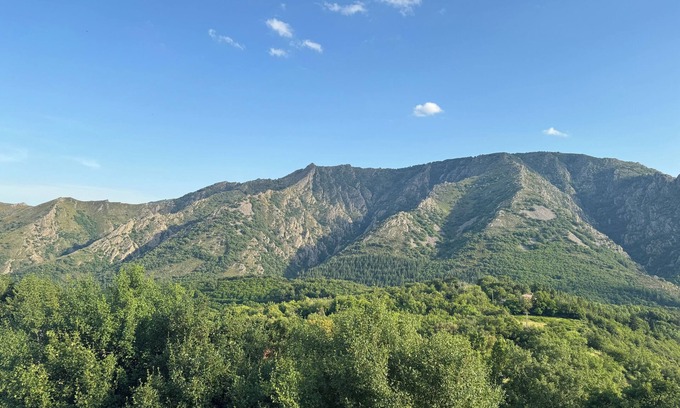 Castanet-le-Haut Maison | House in the mountains close to hiking trails.