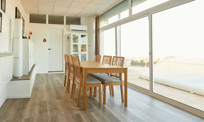 Sant Cugat del Valles Appartement | House in the mountains, with views and swimming pool, 15 min from Barcelona.