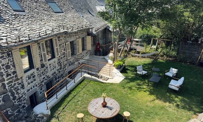 Laguiole Maison | House in the shadow of the bell tower
