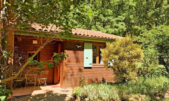 Le Poet-Laval Maison | House in wooded grounds