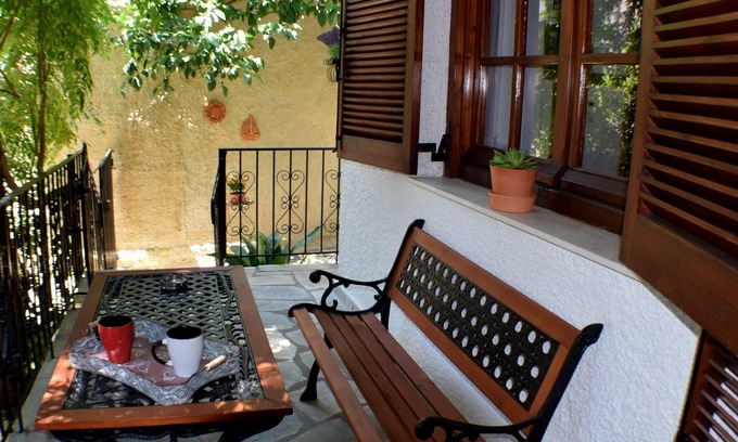 Volos City Centre Maison | "Maison à l'intérieur du jardin"